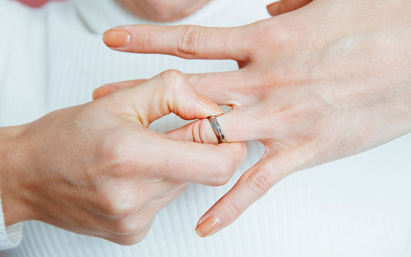 指輪が抜けなくなった時の対処法を徹底解説！