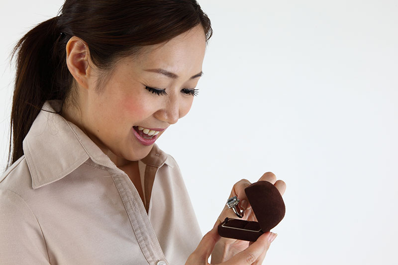 婚約指輪や結婚指輪に誕生石を使っていい？